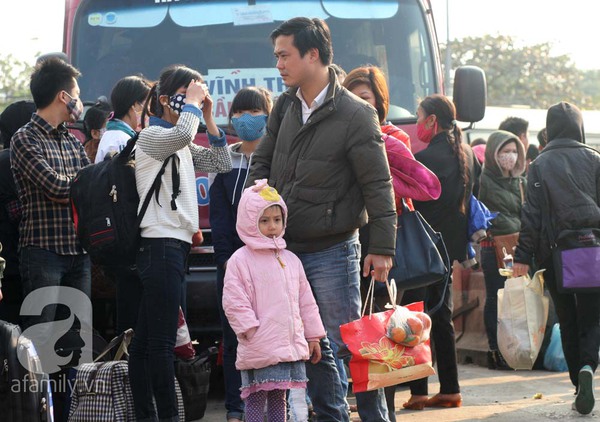 Trẻ nhỏ mệt tr&ecirc;n h&agrave;nh tr&igrave;nh về qu&ecirc; nghỉ Tết dương lịch c&ugrave;ng cha mẹ 3