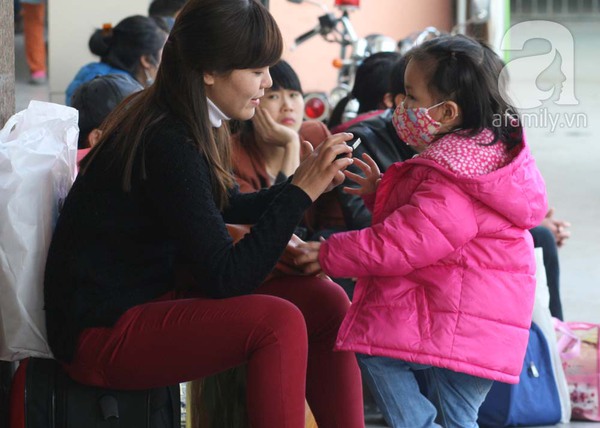 Trẻ nhỏ mệt tr&ecirc;n h&agrave;nh tr&igrave;nh về qu&ecirc; nghỉ Tết dương lịch c&ugrave;ng cha mẹ 12