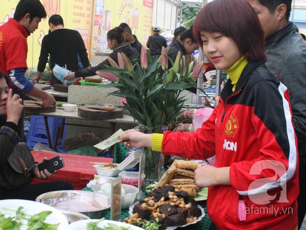 Trời rét căm căm cả ngàn người vẫn đổ xô đi uống bia miễn phí 11