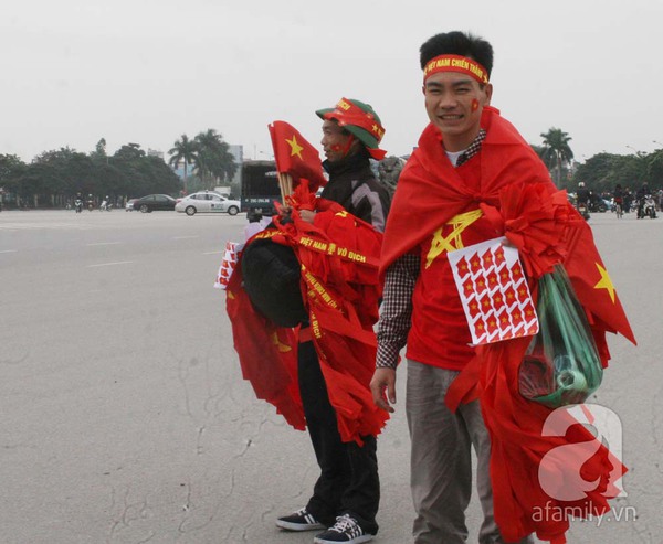 Cổ động viên Việt Nam và Malaysia cười tươi chụp ảnh cùng nhau 29