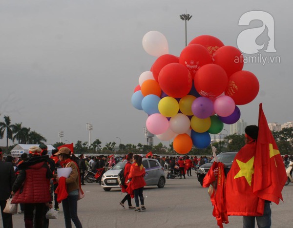 Cổ động viên Việt Nam và Malaysia cười tươi chụp ảnh cùng nhau 16