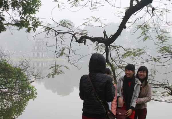 Ch&ugrave;m ảnh: Sương m&ugrave; bao tr&ugrave;m đường đi, H&agrave; Nội ch&igrave;m trong r&eacute;t buốt 10