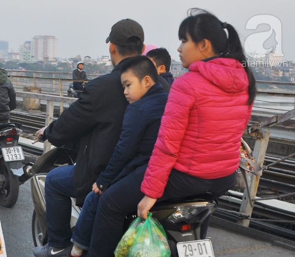 Chùm ảnh: Cha mẹ vô tư chở con đầu trần xuống phố 4