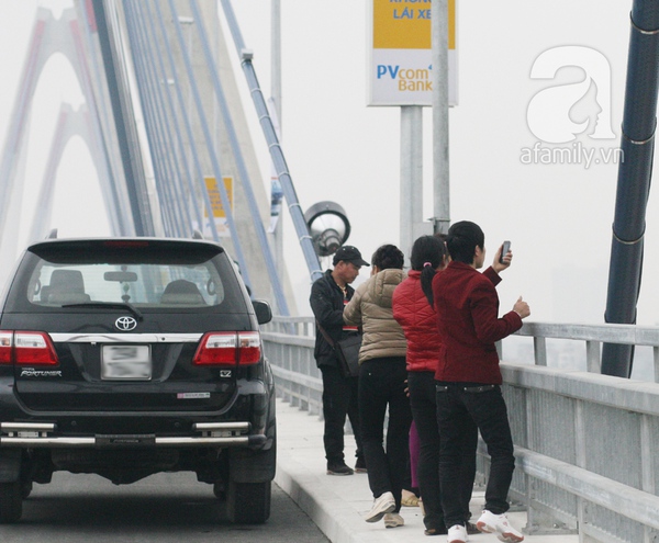 Chùm ảnh: Vô tư dừng đỗ xe trên cầu Nhật Tân chụp ảnh 