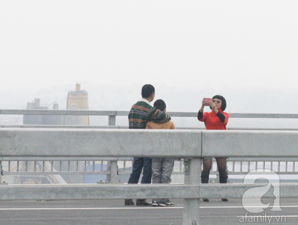Chùm ảnh: Vô tư dừng đỗ xe trên cầu Nhật Tân chụp ảnh 