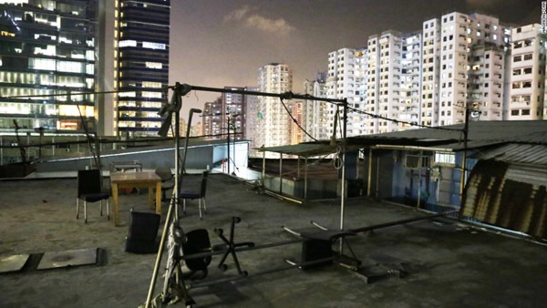 Cận cảnh cuộc sống trong những khu ổ chuột giữa lưng trời Hồng Kông 10