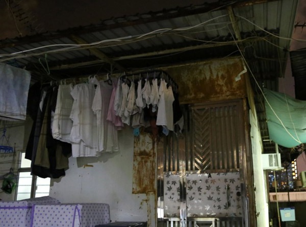 Cận cảnh cuộc sống trong những khu ổ chuột giữa lưng trời Hồng Kông 3