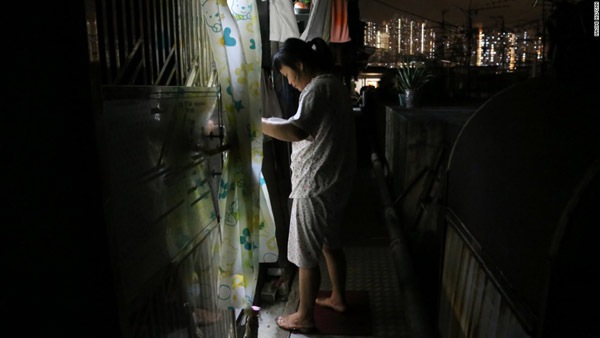 Cận cảnh cuộc sống trong những khu ổ chuột giữa lưng trời Hồng Kông 8