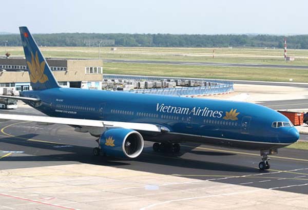 Máy bay Vietnam Airlines chậm 2 giờ vì một  nghi can bị dẫn độ dọa có bom 1