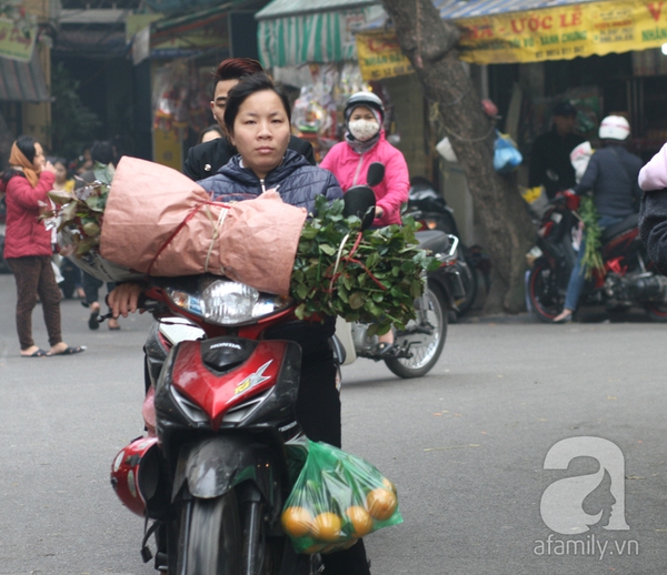 Mùng 1 tháng Chạp, người Hà N&ocirc;̣i d&acirc;̣y từ sáng sớm chu&acirc;̉n bị c&ocirc;̃ cúng gia ti&ecirc;n 13