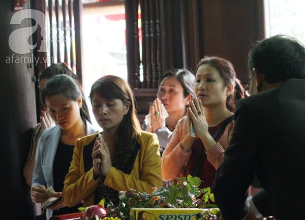 Nam thanh nữ tú nô nức đến chùa Hà cầu duyên ngày đầu năm mới 13