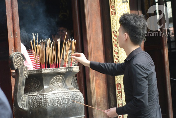Nam thanh nữ tú nô nức đến chùa Hà cầu duyên ngày đầu năm mới 11