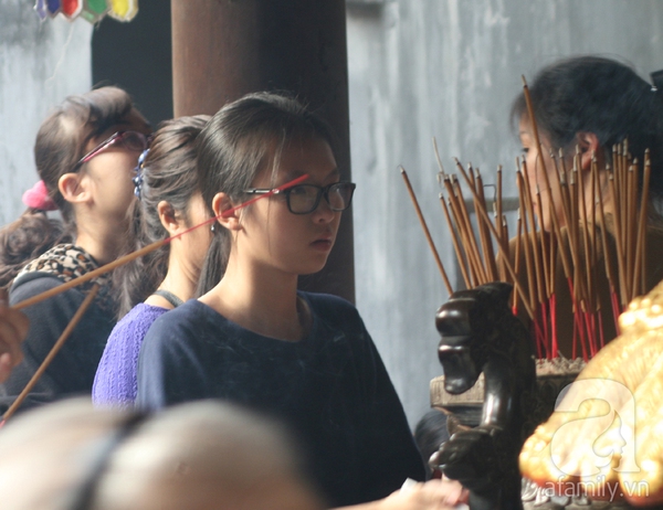 Nam thanh nữ tú nô nức đến chùa Hà cầu duyên ngày đầu năm mới 6