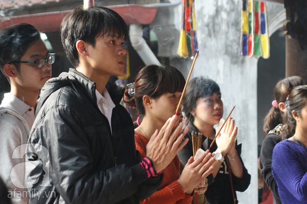 Nam thanh nữ tú nô nức đến chùa Hà cầu duyên ngày đầu năm mới 9