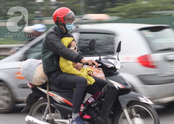 D&ograve;ng người &ugrave;n &ugrave;n đổ về H&agrave; Nội sau kỳ nghỉ Tết d&agrave;i 16
