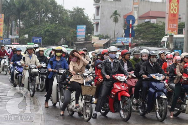 D&ograve;ng người &ugrave;n &ugrave;n đổ về H&agrave; Nội sau kỳ nghỉ Tết d&agrave;i 11