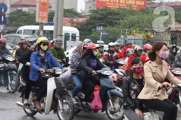 D&ograve;ng người &ugrave;n &ugrave;n đổ về H&agrave; Nội sau kỳ nghỉ Tết d&agrave;i 12