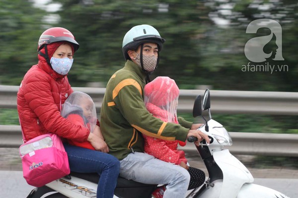 D&ograve;ng người &ugrave;n &ugrave;n đổ về H&agrave; Nội sau kỳ nghỉ Tết d&agrave;i 15