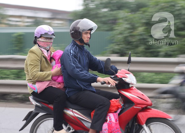 D&ograve;ng người &ugrave;n &ugrave;n đổ về H&agrave; Nội sau kỳ nghỉ Tết d&agrave;i 17