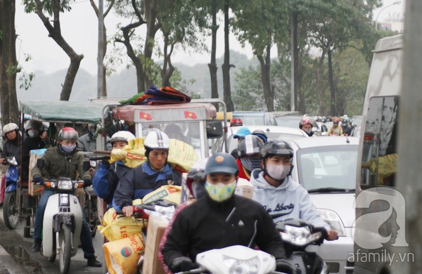 Người đổ ra đường sắm Tết, về quê, Hà Nội kẹt cứng trên nhiều tuyến phố 11