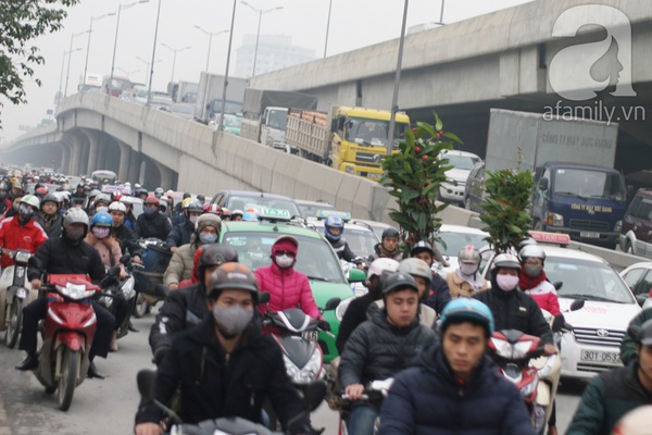 Người đổ ra đường sắm Tết, về quê, Hà Nội kẹt cứng trên nhiều tuyến phố 7