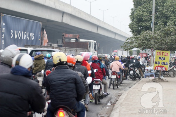 Người đổ ra đường sắm Tết, về quê, Hà Nội kẹt cứng trên nhiều tuyến phố 8