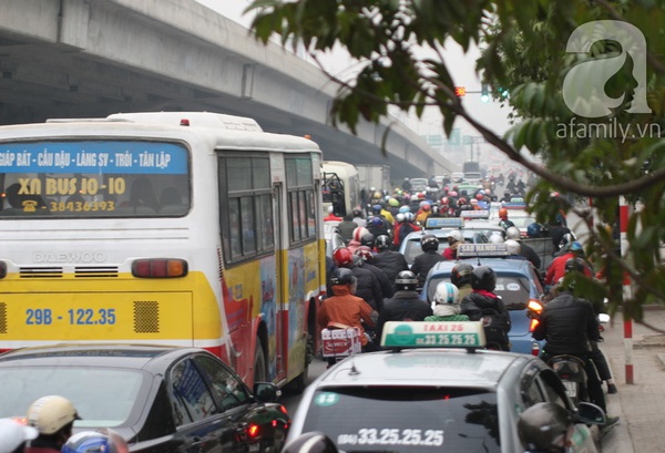 Người đổ ra đường sắm Tết, về qu&ecirc;, H&agrave; Nội kẹt cứng tr&ecirc;n nhiều tuyến phố 6