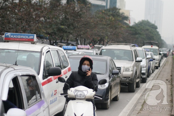Người đổ ra đường sắm Tết, về qu&ecirc;, H&agrave; Nội kẹt cứng tr&ecirc;n nhiều tuyến phố 1