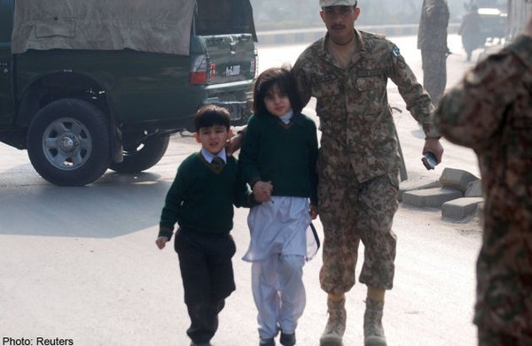 Hậu thảm sát trường học tại Pakistan, nhiều trẻ em đi du lịch nước ngoài để điều trị tâm lý 1