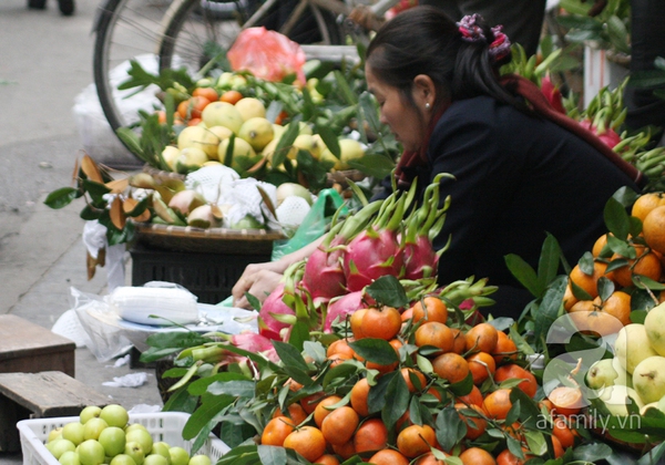 Người dân mua bánh chưng, giò chả cúng rằm tháng Chạp 8