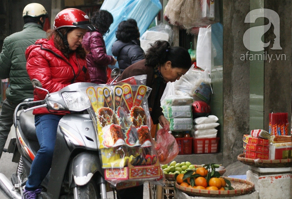 Người dân mua bánh chưng, giò chả cúng rằm tháng Chạp 5