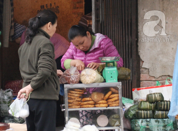 Người dân mua bánh chưng, giò chả cúng rằm tháng Chạp 3