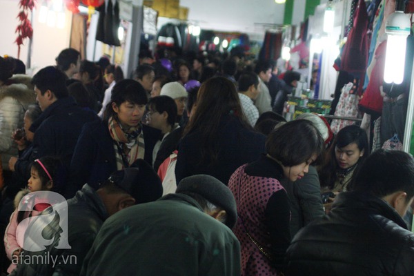 Người Hà Nội chen chân sắm Tết, siêu thị đông như nêm 6