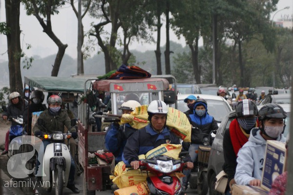 Người Hà Nội chen chân sắm Tết, siêu thị đông như nêm 11