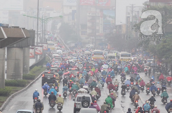 Đầu tuần mưa phùn, người dân chật vật trên đường đến nơi làm việc 1