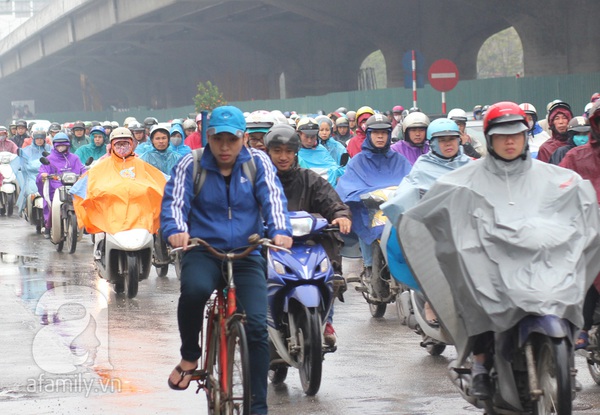 Đầu tuần mưa phùn, người dân chật vật trên đường đến nơi làm việc 5