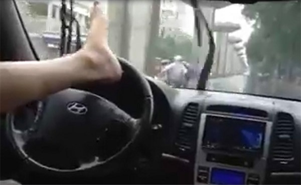tài xế điều khiển ô tô bằng chân