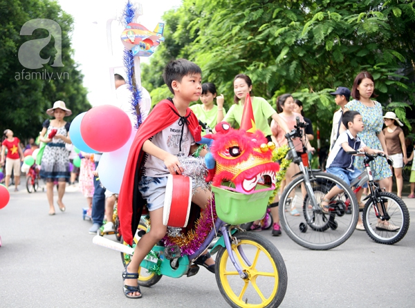 Hà Nội: Ngộ nghĩnh hình ảnh trẻ con đua xe đạp dịp Trung thu