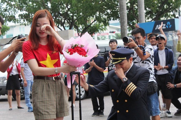 cầu hôn sân bay