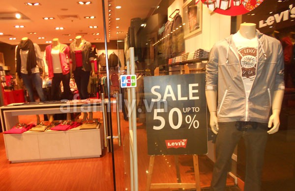 Thị trường mua sắm Hà Nội tấp nập vào mùa 