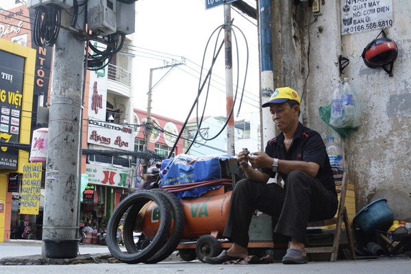 Người đàn ông “3 trong 1”:  vá xe, phát thuốc, nấu nước cho người nghèo 2