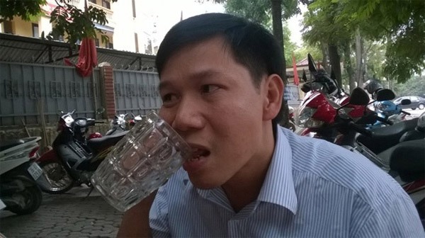 Dị nhân Việt: Bắt cá bằng tai, ăn hoa thay cơm, nhai thủy tinh như kẹo 1
