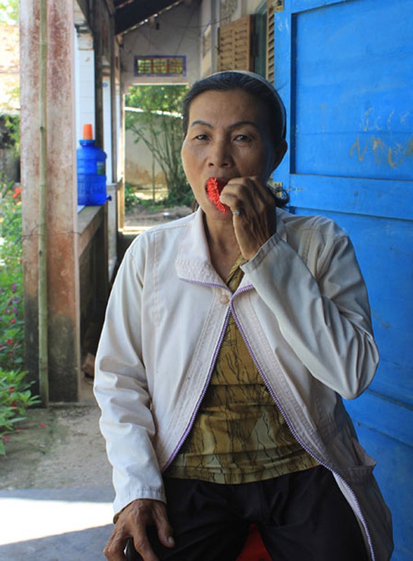 Dị nhân Việt: Bắt cá bằng tai, ăn hoa thay cơm, nhai thủy tinh như kẹo 3