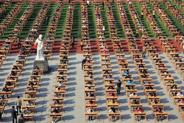 Hàng ngàn sinh viên làm bài thi ngoài trời 1