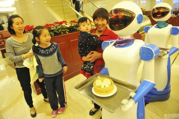 Robot xinh đẹp biết nói làm phục vụ bàn trong nhà hàng Hong Kong 1
