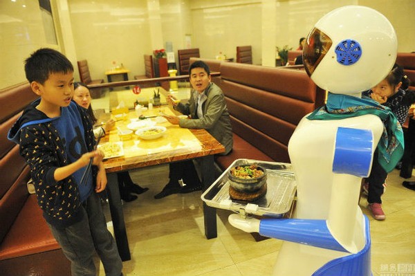 Robot xinh đẹp biết nói làm phục vụ bàn trong nhà hàng Hong Kong 4