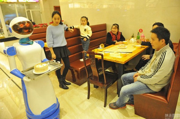 Robot xinh đẹp biết nói làm phục vụ bàn trong nhà hàng Hong Kong 2