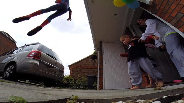 Cha hóa trang thành người nhện, nhảy từ trên mái nhà xuống để mừng sinh nhật con trai  1