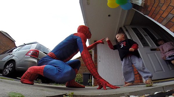 Cha hóa trang thành người nhện, nhảy từ trên mái nhà xuống để mừng sinh nhật con trai  4