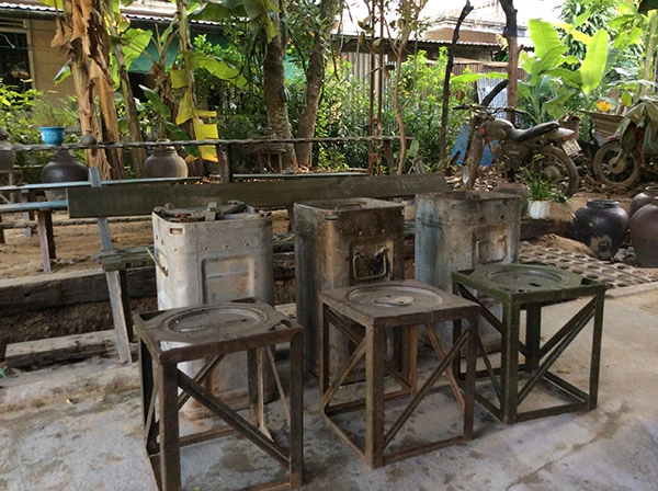 Độc đ&aacute;o qu&aacute;n c&agrave; ph&ecirc; l&agrave;m từ phế liệu chiến tranh  4